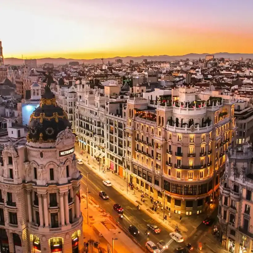 Vista aérea del centro de Madrid al atardecer con la Gran Vía iluminada
